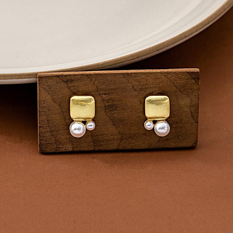 Vintage Geometric Earrings with Simple High-End Round Charm and Wire Drawing Metal, Perfect for Any Occasion