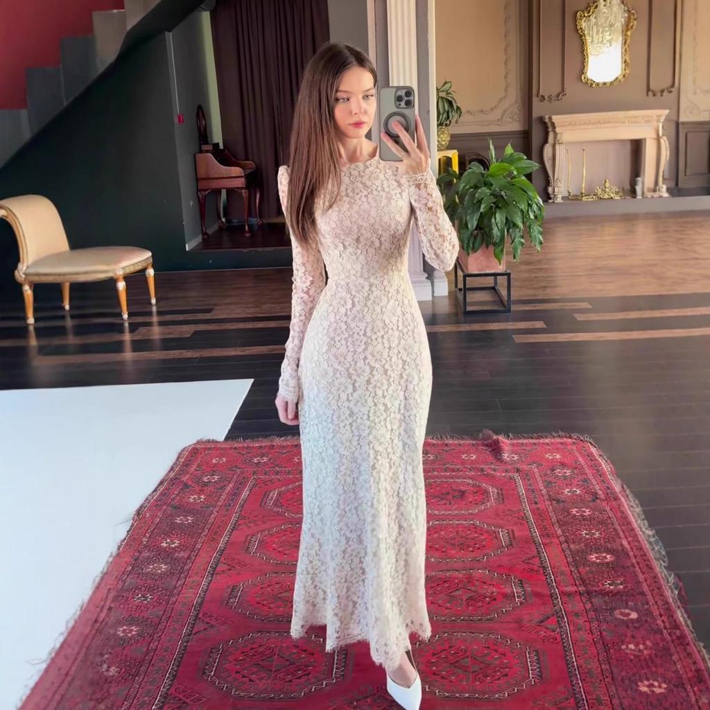 Damska Sukienka Jesień 2025 Koronkowa Prześwitująca z Długim Rękawem - Seksowna, Wysmuklająca, Podkreślająca talię