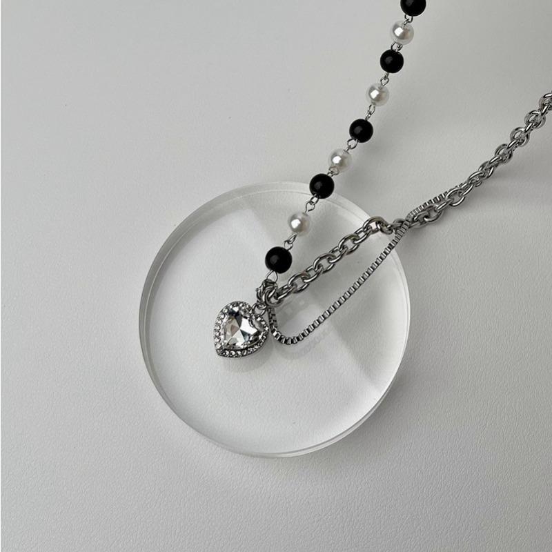 Black and White Pearl Splicing Two Pieces of Love Necklace, Female Tide Niche Design, Sweet and Cool Style Collarbone Chain, Sweater Chain Accessories