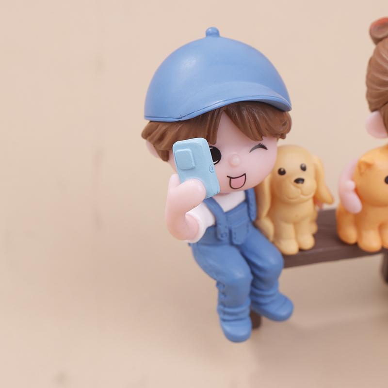 2Pcs/Pair Cute Lovers Taking Selfies On A Stool Cake Decoration Car Ornament Couple Figurines Miniature Craft Fairy Garden Decor