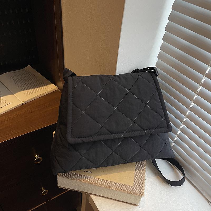 

Large capacity simple solid color small square bag female personality retro new trend advanced texture temperament messenger bag чёрный