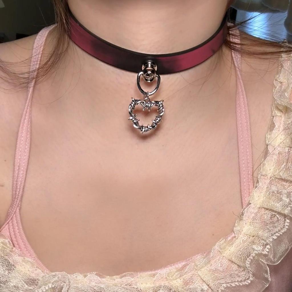 Chique Pittige Meisje Leren Bel Choker Ketting – Uniek Minderheidsontwerp