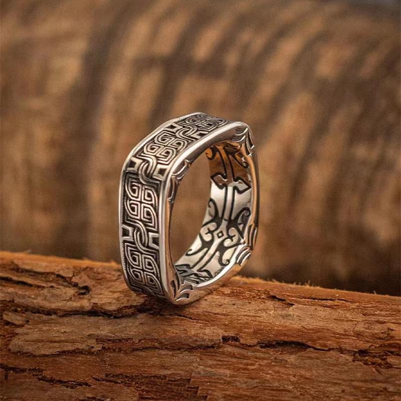

A Vintage Square and Round Ring Accessory for Men, Featuring A Bold and Powerful Personality 10
