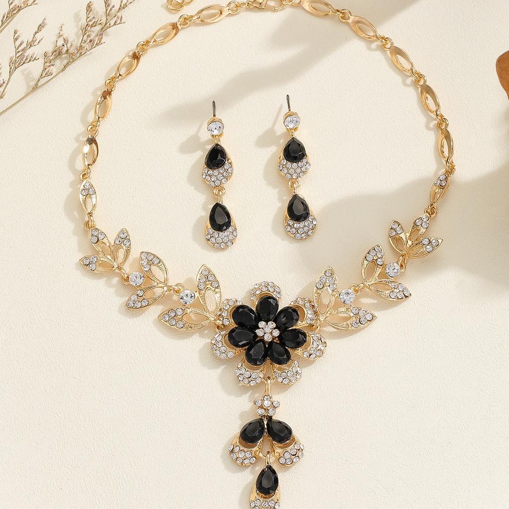 Stilvolles schwarzes Blumen-Fransen-Halsketten-Ohrring-Zweiteiler-Set, elegante und exquisite High-End-Accessoires
