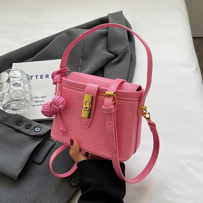 

Летняя популярная модная маленькая сумка, женская новая простая повседневная сумка-мешок 2024, нишевая текстурированная сумка через плечо роза розовый