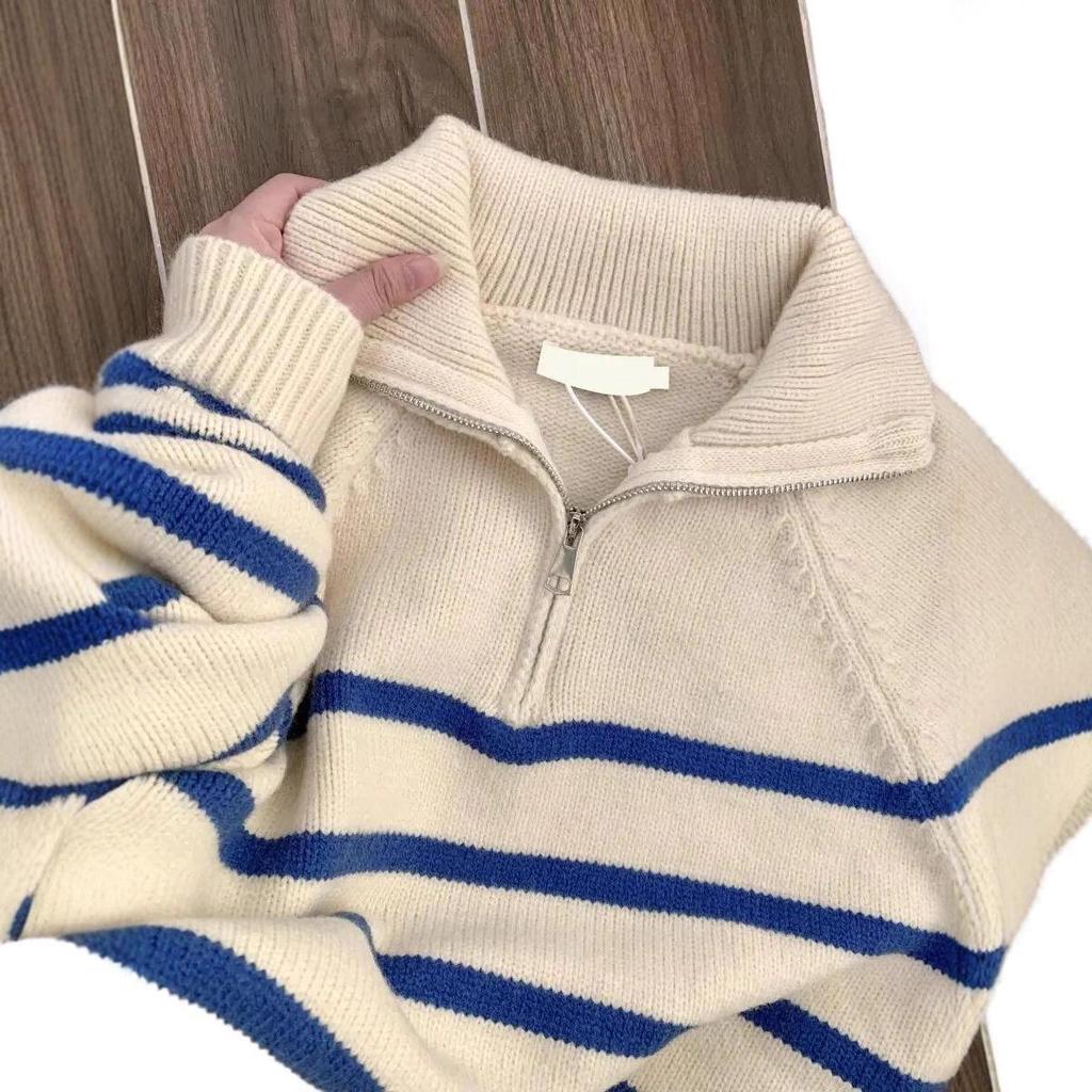 Dámský polo svetr s polovičním zipem z vlny mývala s bílými pruhy