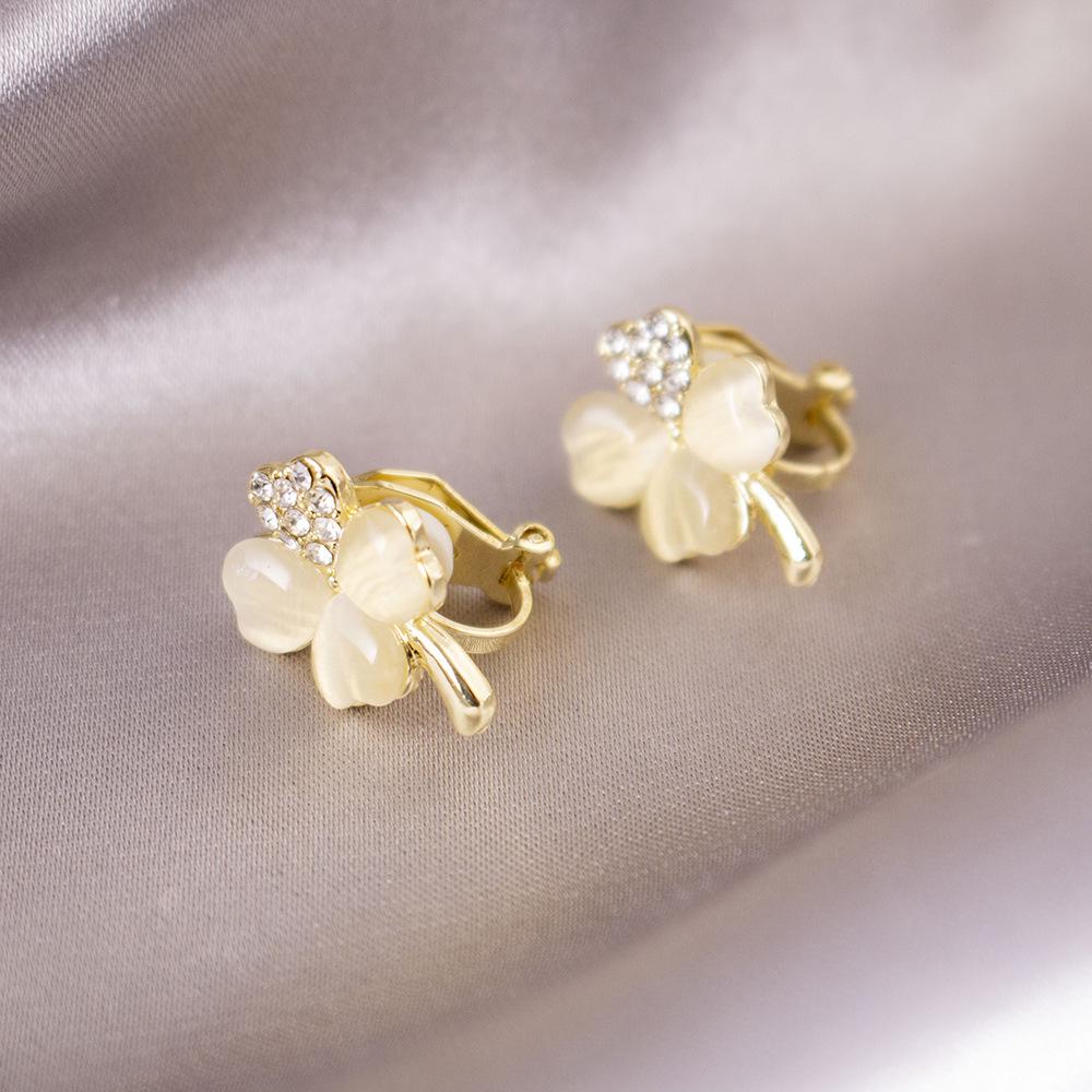 Elegant Clip-On Triangle Earrings for Non-Pierced Ears - Versatile, Light Luxury for Everyday Wear.