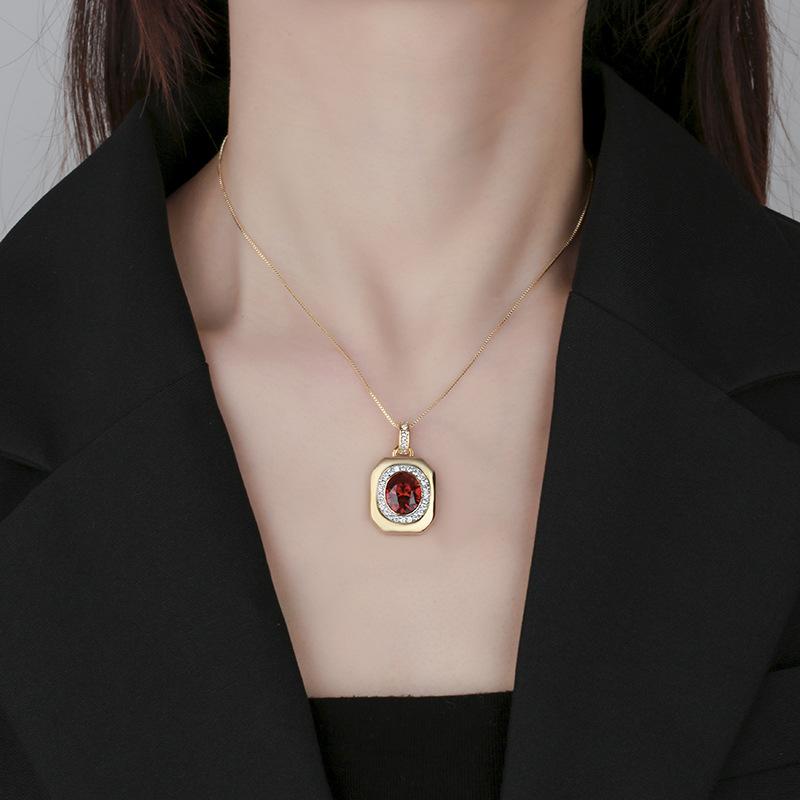 Bijoux d'automne et d'hiver Simulation Corindon Or Rétro Carré Design de Marque Pendentif Collier Pierre Principale 10 * 12