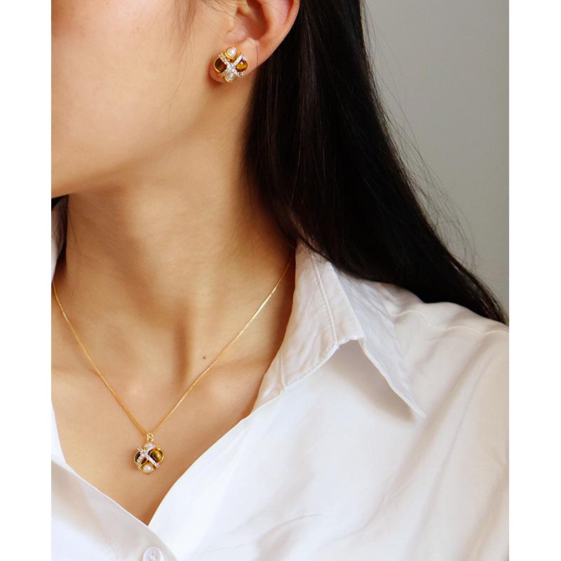 Retro Tiger Eye Shell Bead Necklace: Women's Versatile, High-End, Unique Fashion with Zircon Clavicle Chain