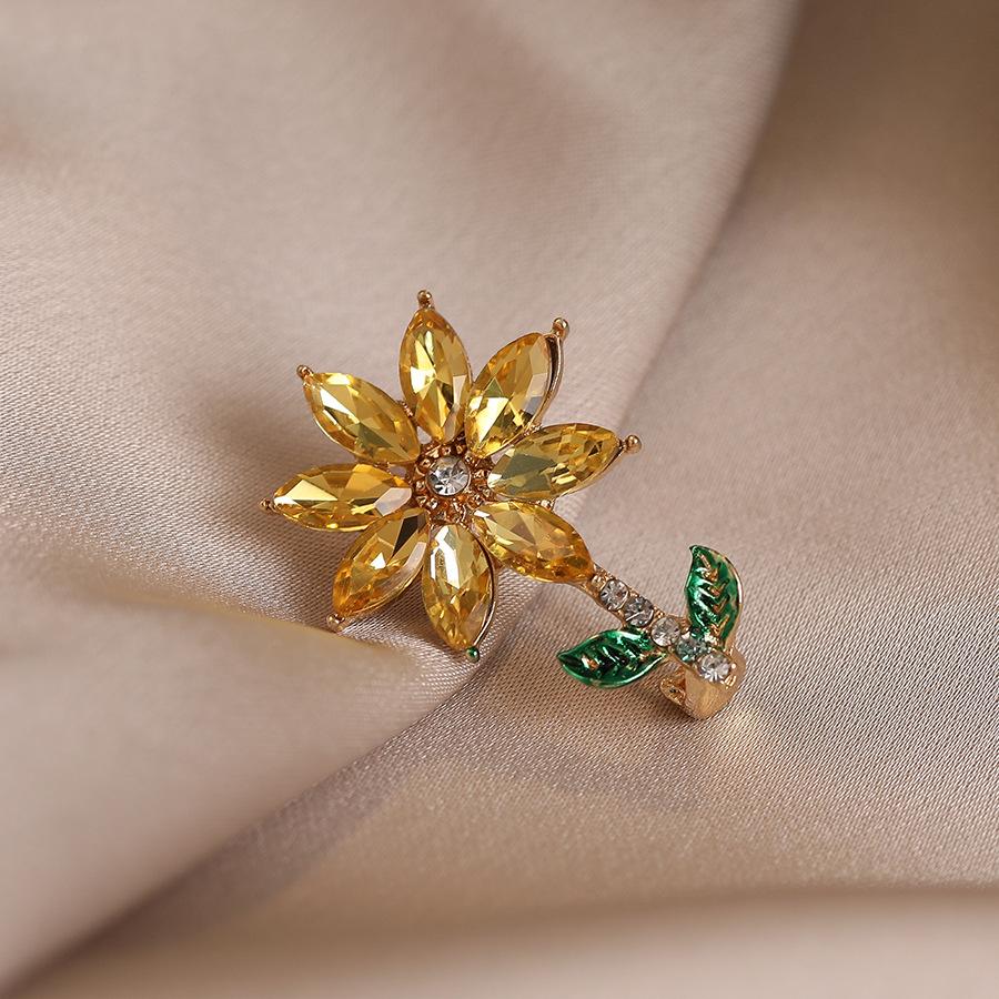 A Sunflower cute small brooch temperament corsage women's light luxury high-end high-end sense exquisite fashion niche design