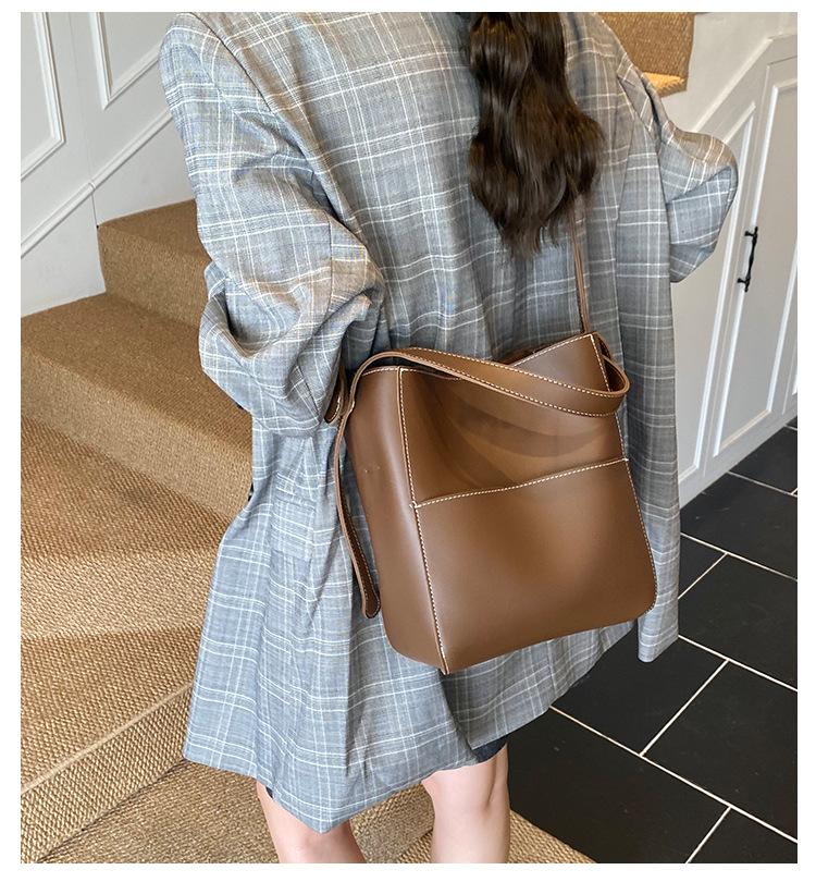 Handbag bag women's 2025 new trendy fashion versatile shoulder bag high-end light luxury niche messenger bucket bag