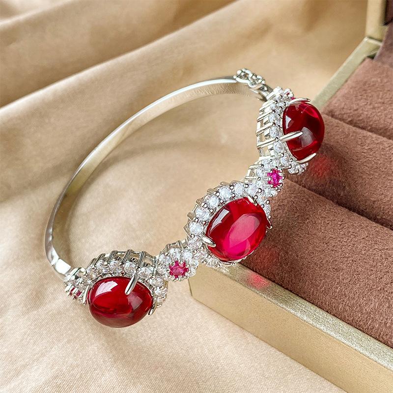 

Ювелирные изделия Медное основание с золотым покрытием Имитация красного корунда Зеленый халцедон Гладкая поверхность Полностью инкрустированный бриллиантами браслет Главный камень 10 * 12