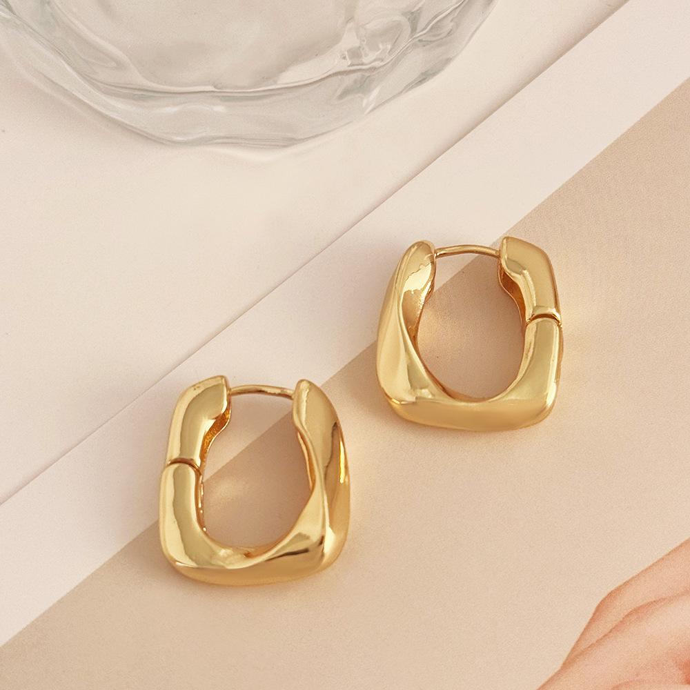 French-Inspired U-Shaped Gold-Plated Twist Earrings for Women: Unique Niche Design with a Sophisticated Touch