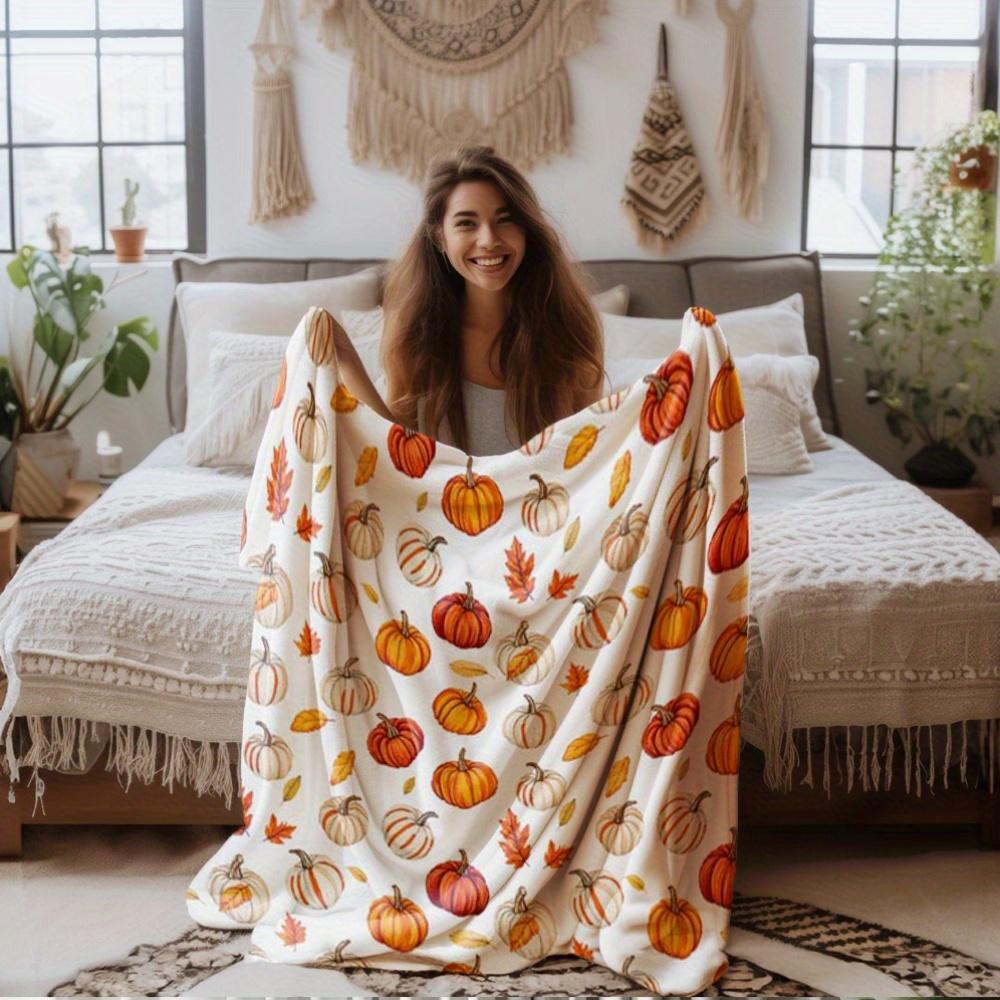1pc All-Season Pumpkin & Leaf Print Flannel Blanket - Cozy Fleece Throw with Creamy Base, Perfect for Thanksgiving, Fall Decor,