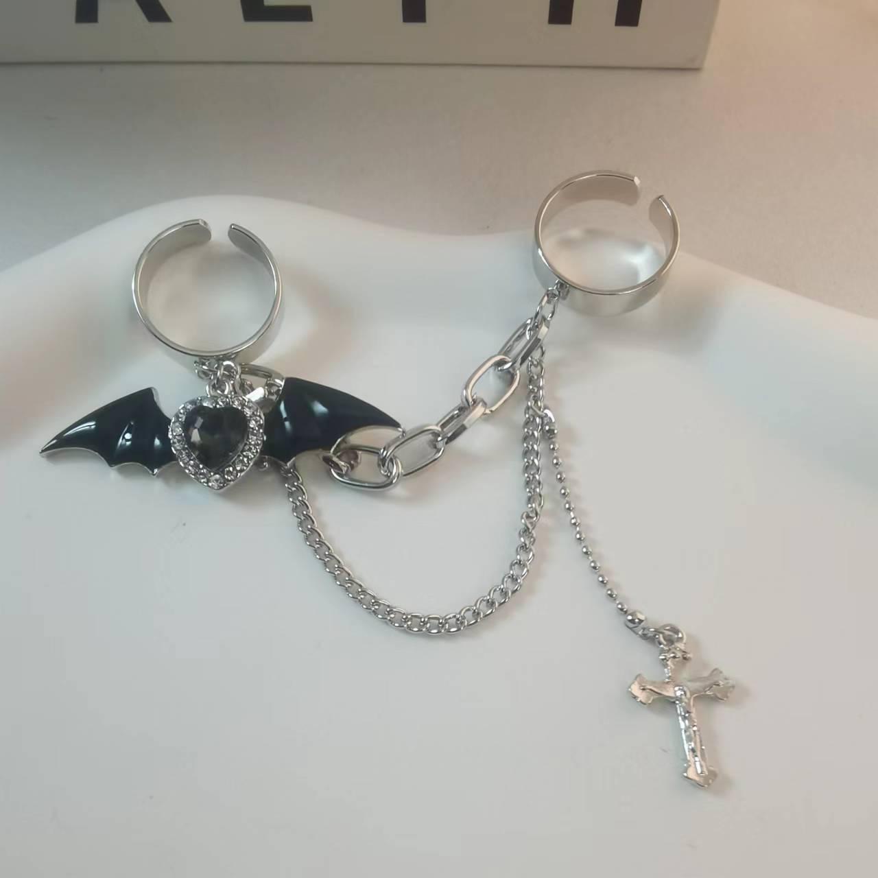 

Темное готическое кольцо-цепочка на два пальца с крыльями летучей мыши