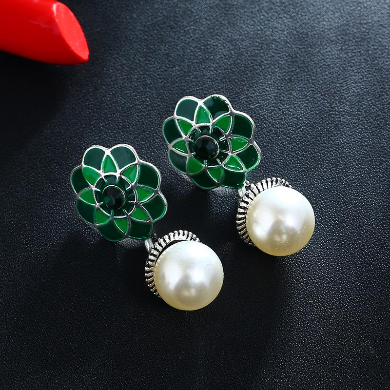 Bohemian Retro Floral Pearl Earrings: European & American Style
