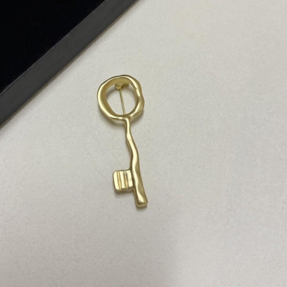 Spilla a forma di chiave in lega di zinco Design con foro per serratura Spilla decorativa in metallo Accessorio per abito Cappotto Decorazione per abbigliamento