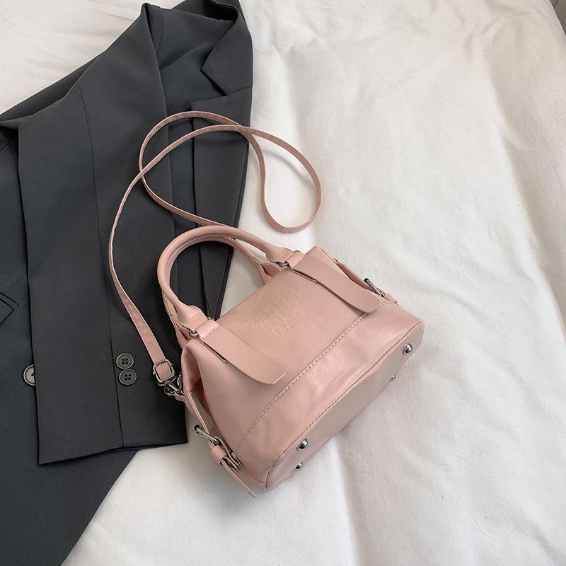 

Простой дизайн модная наплечная сумка женская 2025 весна и лето новая высокая ценность сумка-мессенджер маленькая квадратная сумка розовый