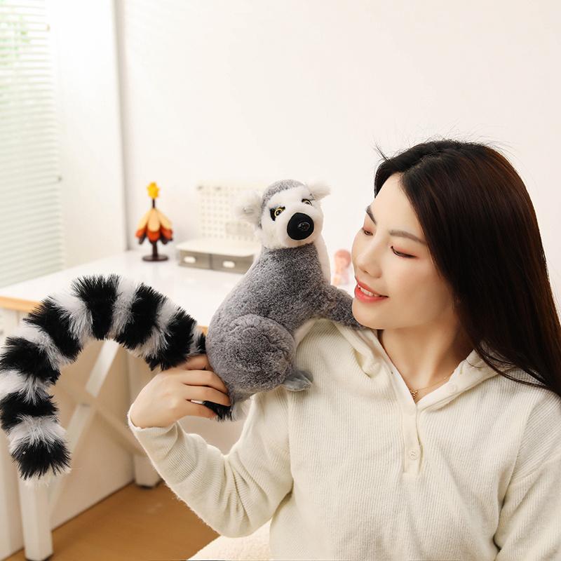 1 Stück 25 cm Simulation Lemur Plüschtier Pelziges Lemur mit aufgebogenem Schwanz Katta Plüschtier Puppe Gefülltes Weiches Spielzeug Schönes Geschenk