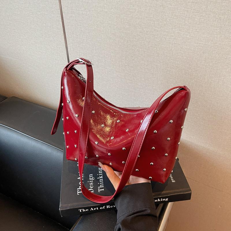 

Сумка большой вместимости женская летняя новая модная нишевая сумка через плечо с заклепками, сумка-мессенджер для通勤, сумка-пельмень бордовый