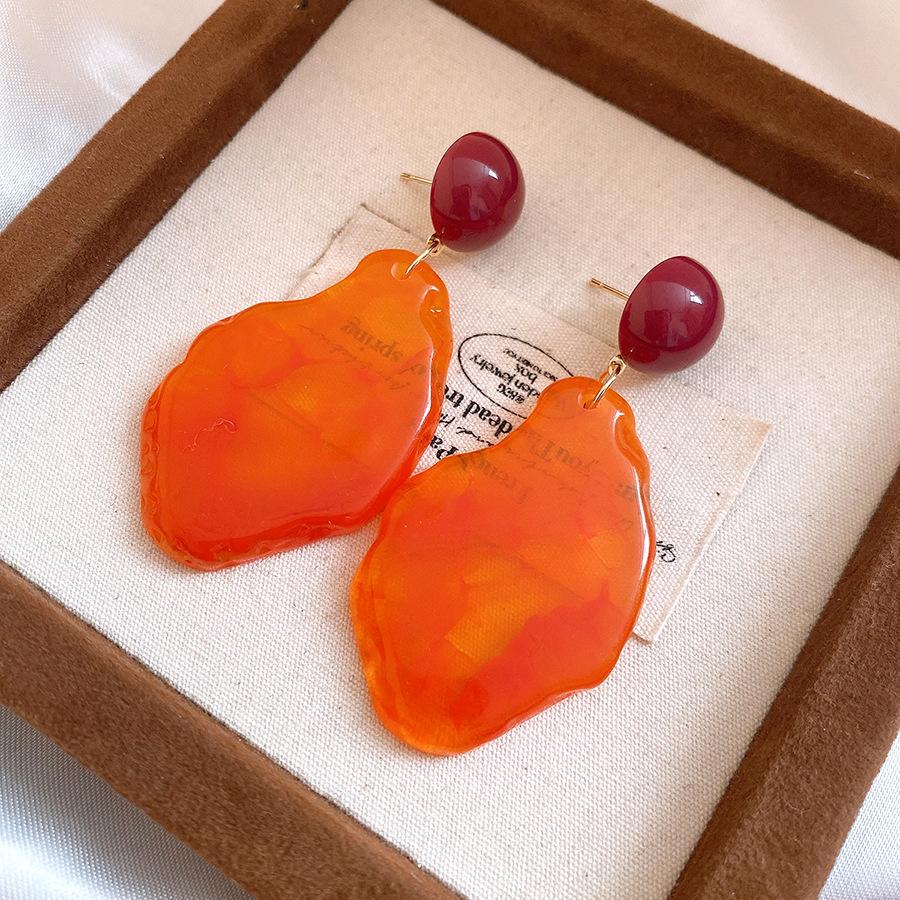 

Mist purple retro irregular smudged acrylic earrings female personality exaggerated unique niche earrings white stud earrings