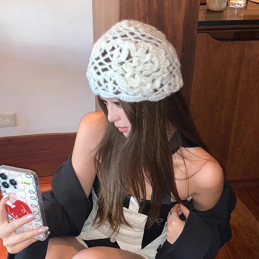 

Spring and Autumn Original Handmade Face Small Hook Three-dimensional Flower Baotou Hat Women s Literary and Retro Knitted Stacking Hat білий