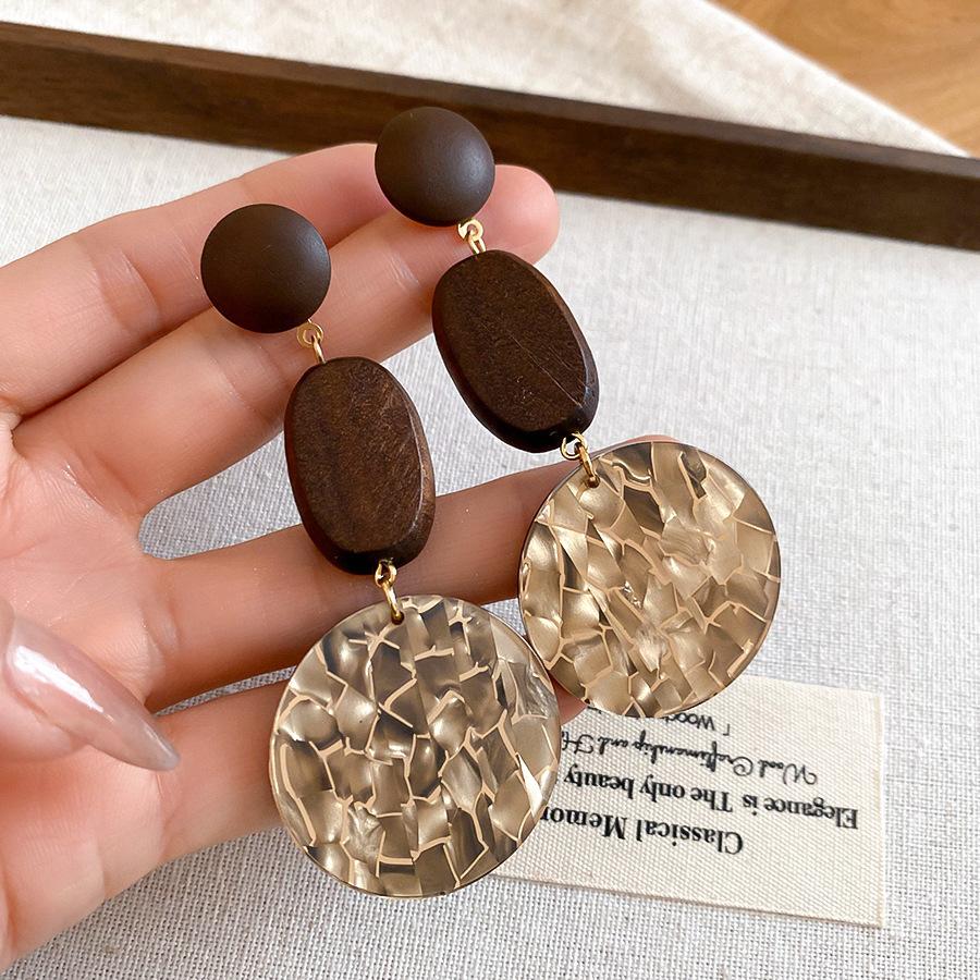 European and American Silver Needle Geometric Wood Pleated Stud Earrings Cool Dark Wind Earrings Light Luxury High-end Earrings