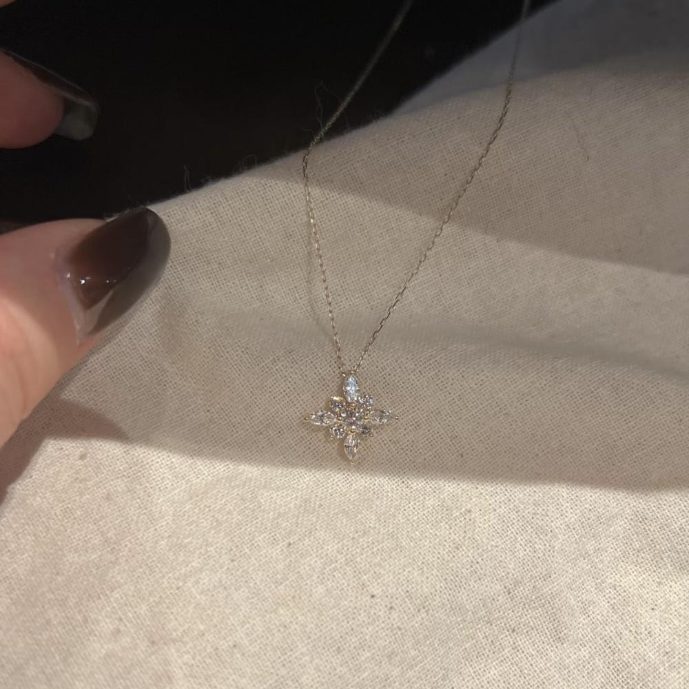 Eco Friendly Copper Gold Silver Color Sparkling Zircon Flower Pendant Necklace Women's Dainty Clavicle Chain Daily Wear Jewelry