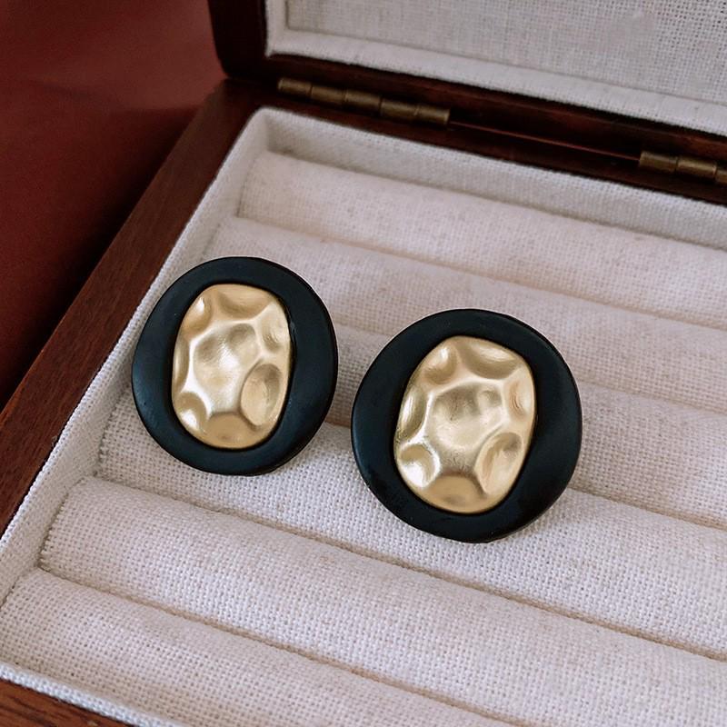 

Серьги-пусеты «Серебряная игла» с бриллиантовым треугольником - Дизайн в стиле легкой роскоши и ретро