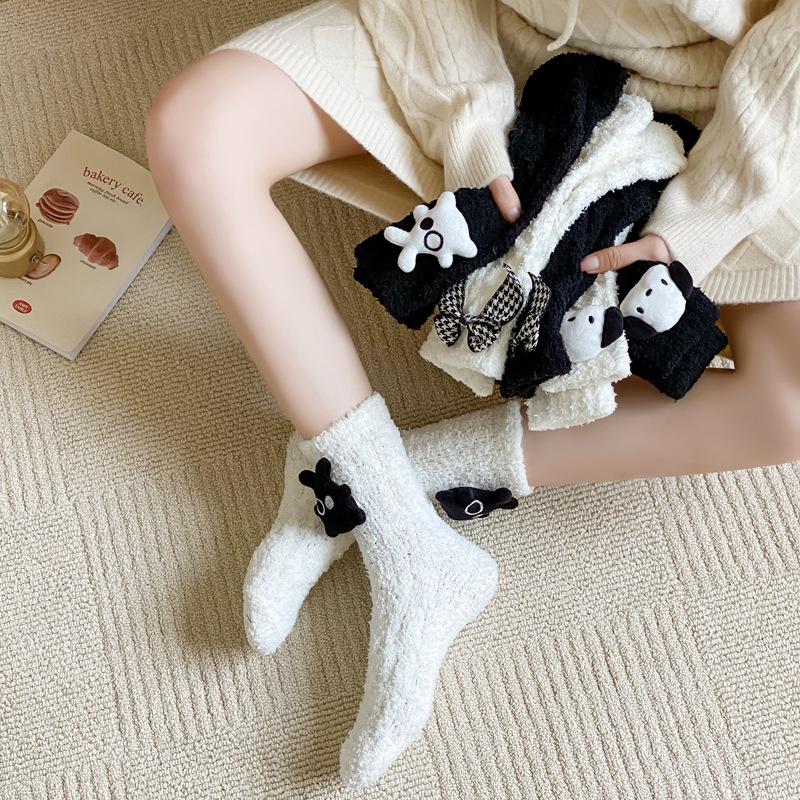 Women's Black and White Coral Fleece Non-Shedding Mid-Tube Socks – Thickened, Plus Velvet, Perfect for Autumn/Winter Home Comfort