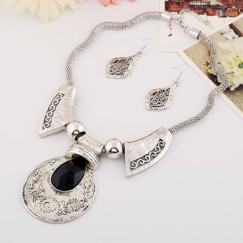 

European Style Gemstone Pendant Necklace With Alloy Chain For Formal And Casual Outfits