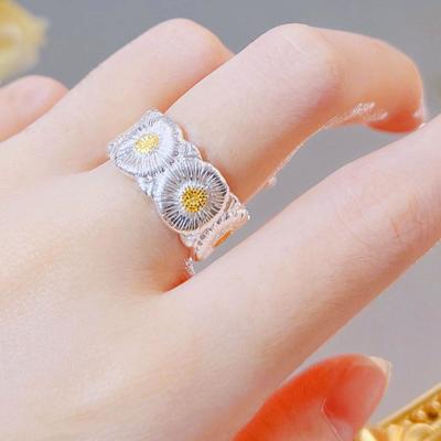 Italy Hand-brushed Wire Drawing Bratti Two-tone Gold Small Daisy Ring Suitable For Everyday Party Fashion Jewelry