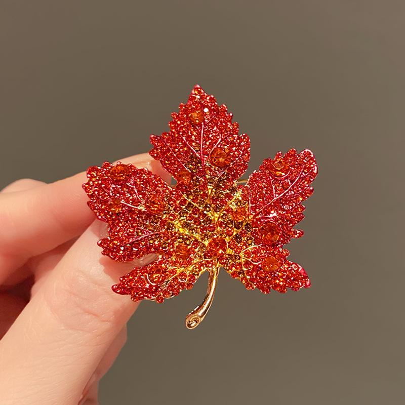 High-end Women's Brooch Maple Leaf Anti-exposure Brooch Elegant and Niche Corsage Retro and Stylish Accessory