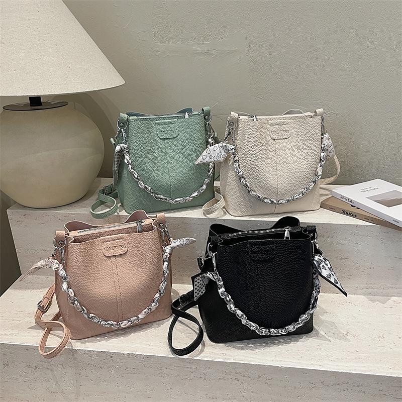 Commuter portable bucket bag women's new popular versatile shoulder bag simple commuter messenger bag
