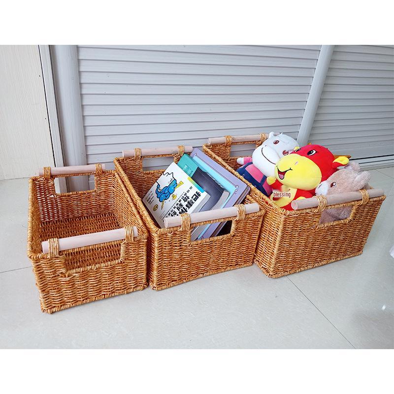 Proutěný pletený koš s dřevěnou rukojetí do obývacího pokoje, na svačinu, do hotelu, na prádlo a pro skladování.