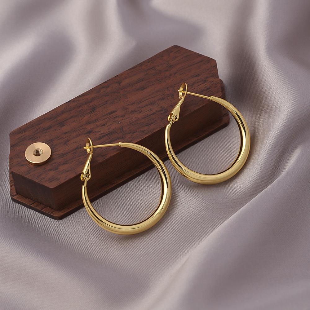 

Матовые серьги-кольца с золотым пигментом: Женские серьги-пусеты в виде больших кругов, легкая роскошь, премиум-класс.