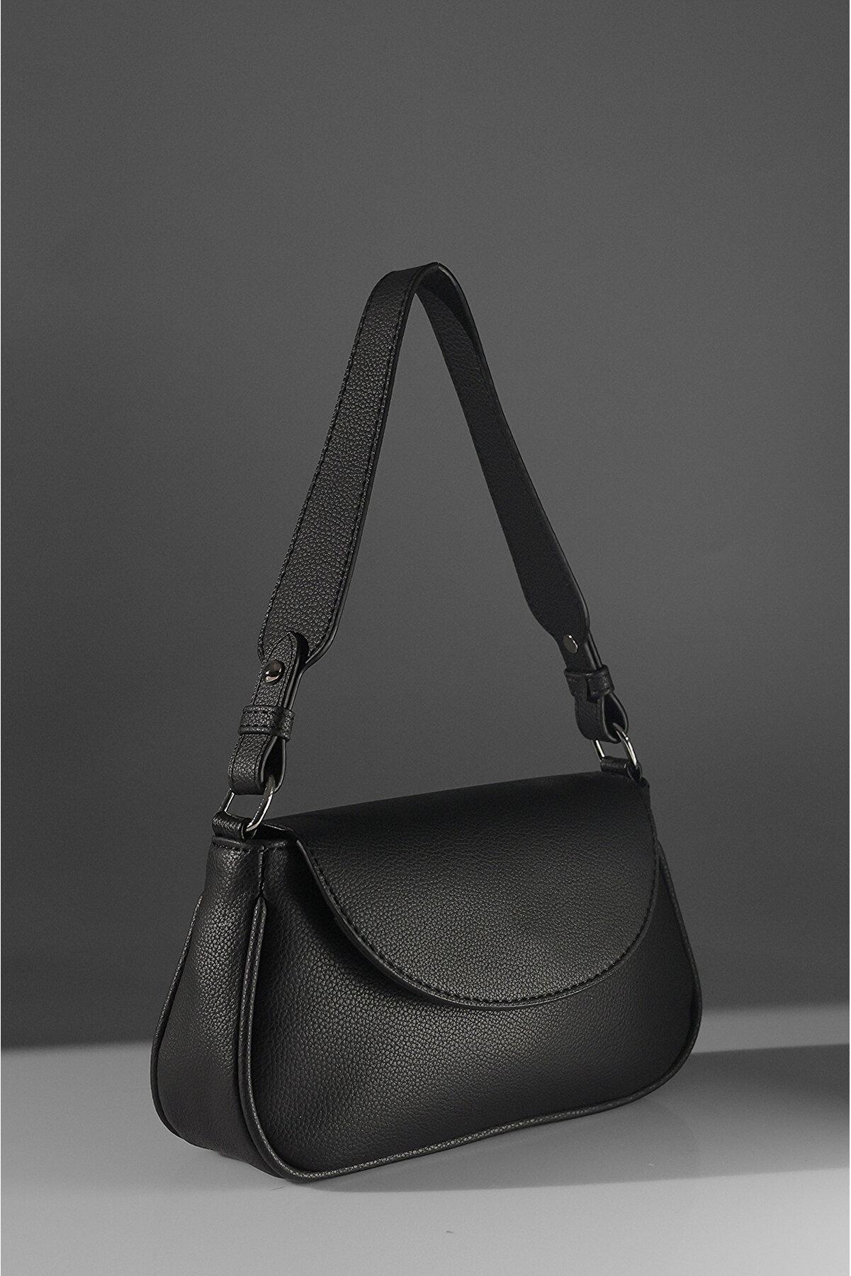 

Женская черная сумка на руку и через плечо на подкладке