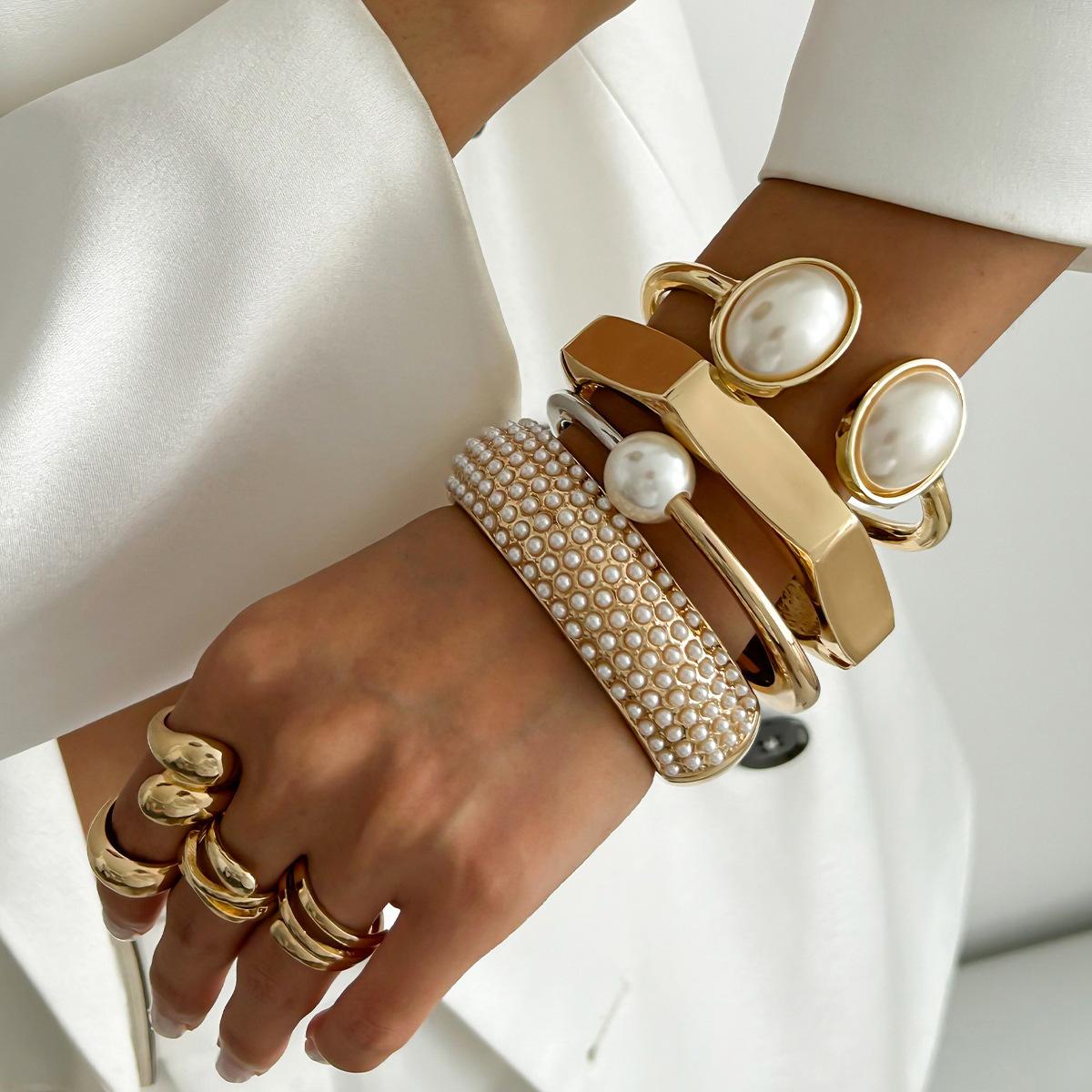 

Contrast color imitation pearl open spring bracelet female, niche round bead micro-inlaid cut surface smooth opening bracelet
