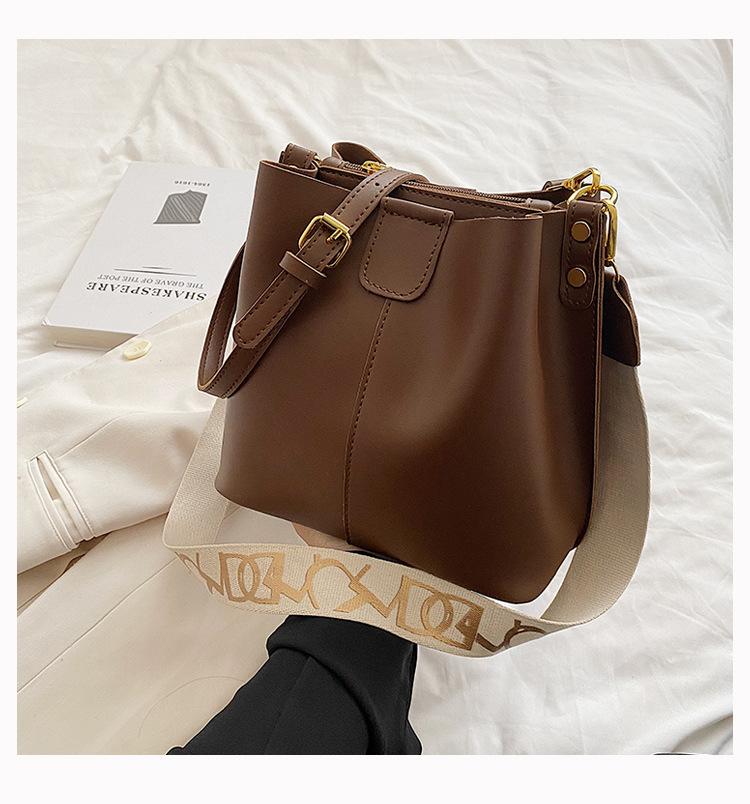 2026 New Korean Women's Bag Simple Casual Fashion Shoulder Handbag Simple Versatile Texture Bucket Bag