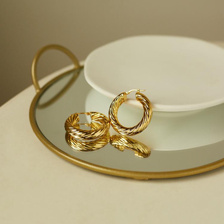 18K Gold U-Shaped Dangle Earrings with Hemp Rope Pattern