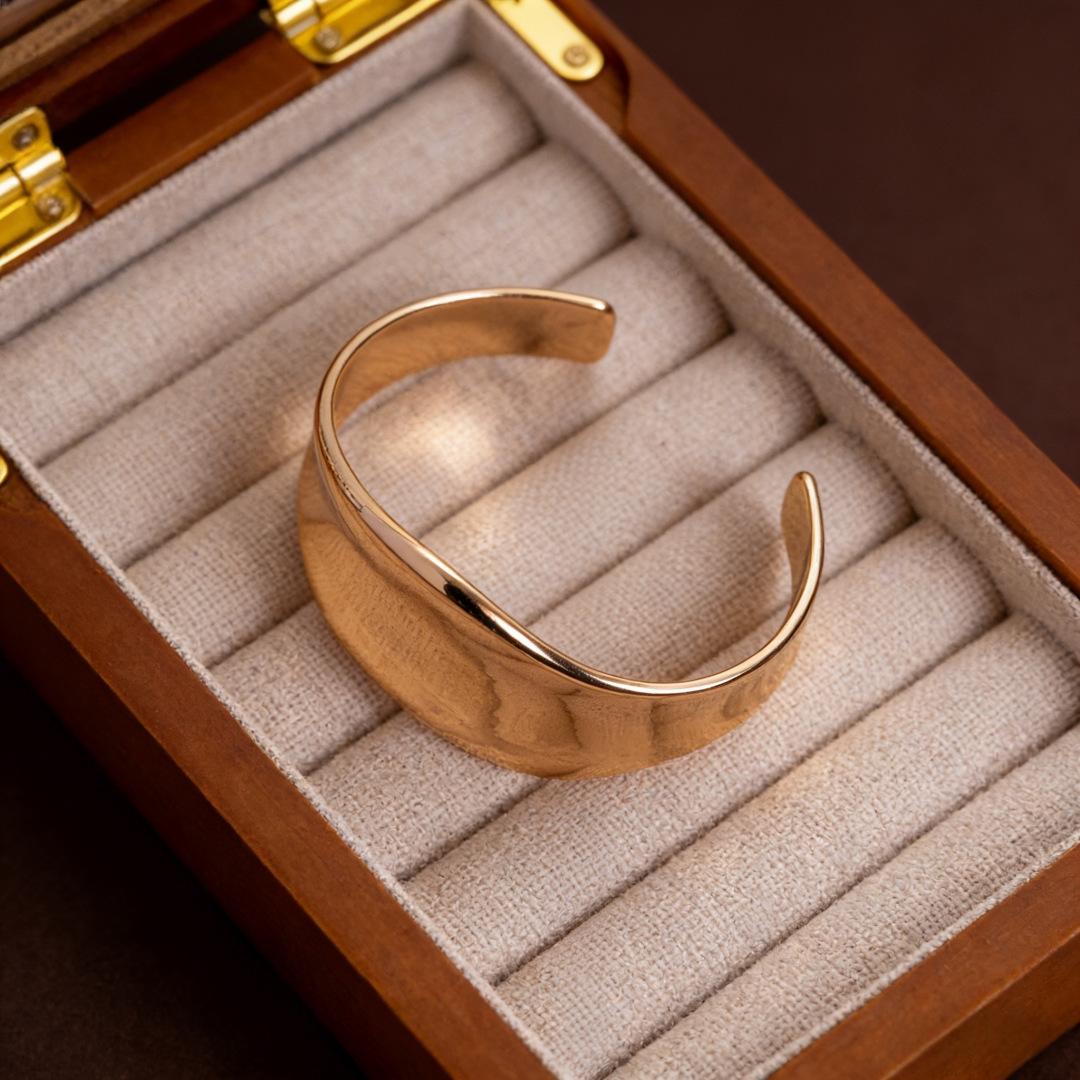 

Trend Simple Gold Bracelet Light Luxury Exquisite High-End Bracelet Geometric Curved Design Jewelry золотой
