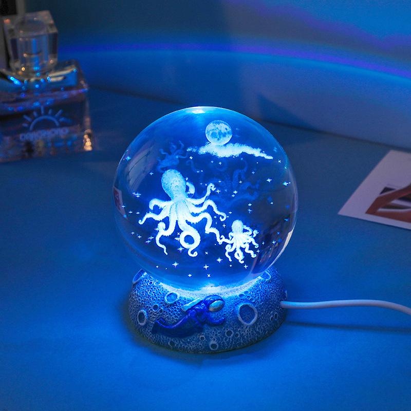 3D Laserem Gravírovaná Křišťálová Koule Noční Světlo - Ideální na Stoly a jako Studentské Dárky