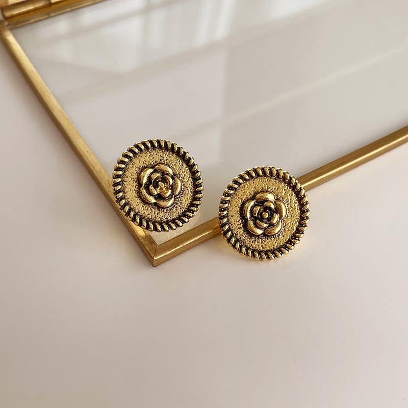 Retro fashion oil-dripping earrings niche temperament medieval style earrings personality high-end pearl earrings