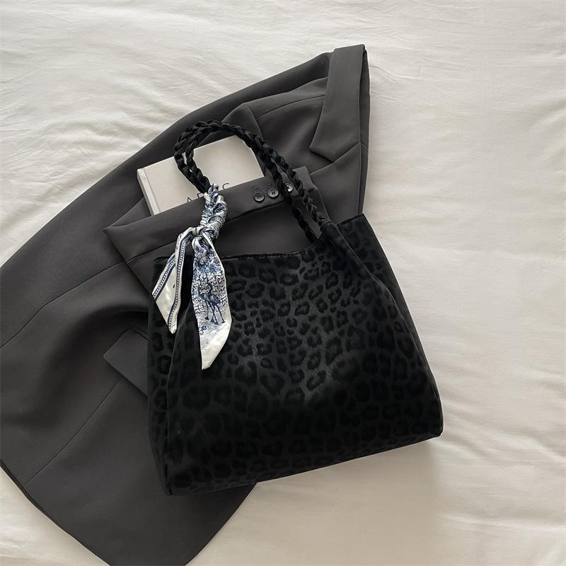 

Retro leopard print large-capacity tote bag women s autumn and winter casual versatile commuting high-end single shoulder messenger bag