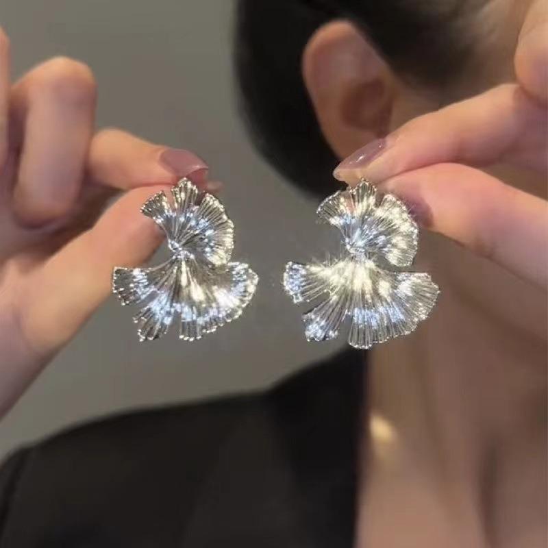 Tide Metal Fringed Earrings, High-end Temperament, Long Stud Earrings, Women's Exaggerated Earrings.