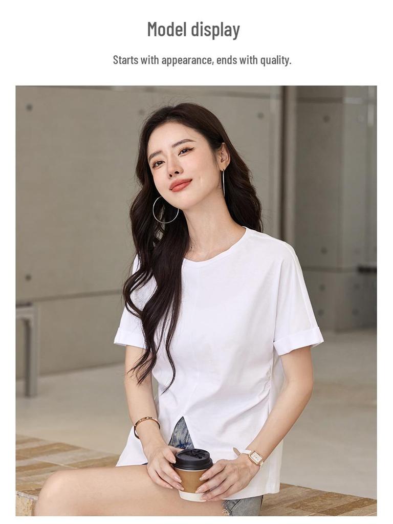 Krótki top z merceryzowanej bawełny inspirowany latami 80. z podwiniętymi rękawami i rozcięciem.