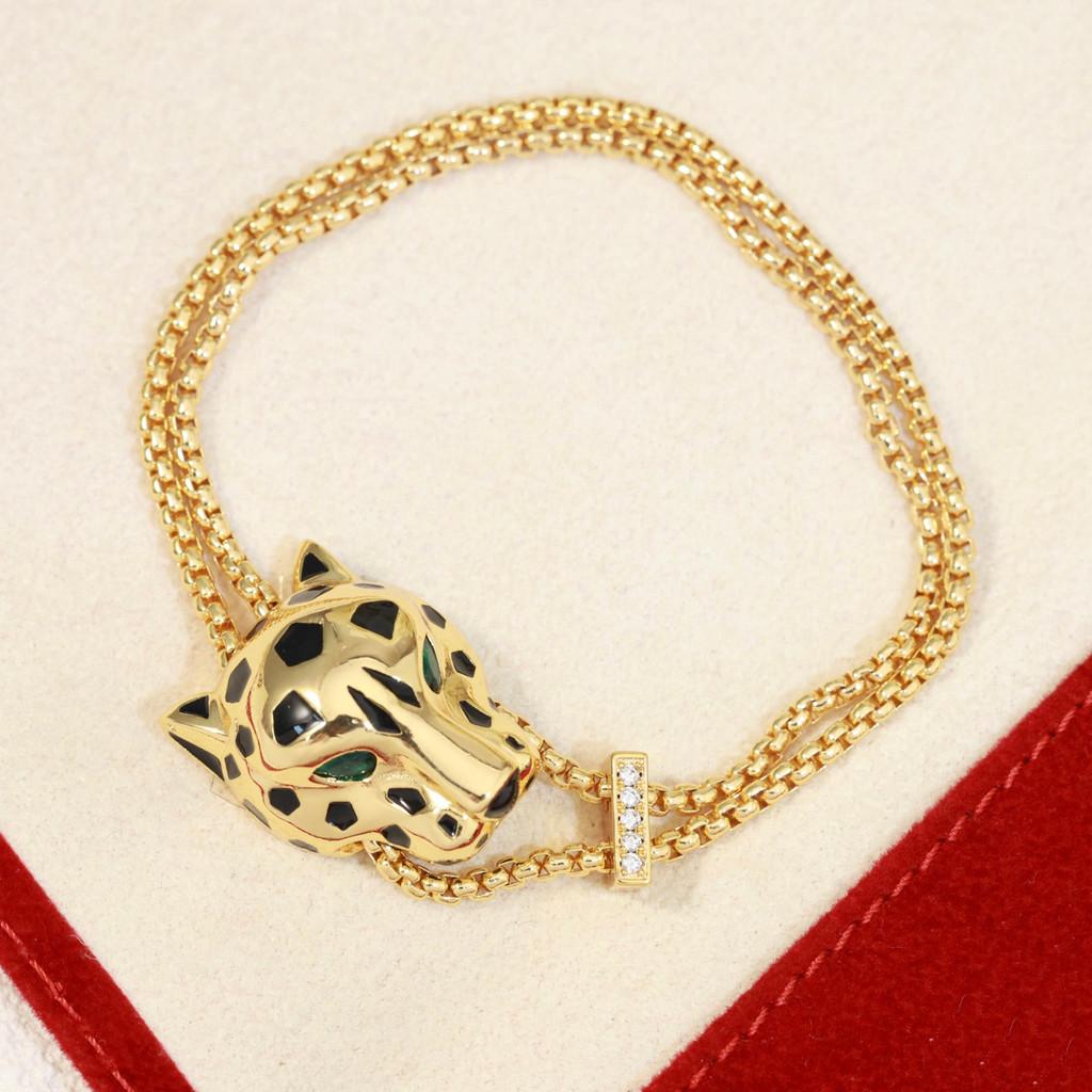 Náramok s leopardím vzorom zo subzlatého materiálu, galvanicky pokovovaný 18k zlatom a doplnený šperkami s leopardími očami v smaragdovej farbe
