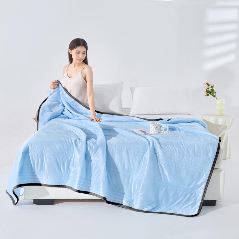 Seiden-Sommerdecke mit kühlendem Effekt: Einzel-/Doppelbett, Maschinenwaschbar, Klimaanlagen-geeignet, Dünner Geschenke-Quilt