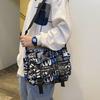 2024 Neue Street Herren- und Damen-Umhängetasche Großes Fassungsvermögen Bedruckte Schultertasche Koreanische Mode Studenten-Rucksack Aufbewahrungstasche