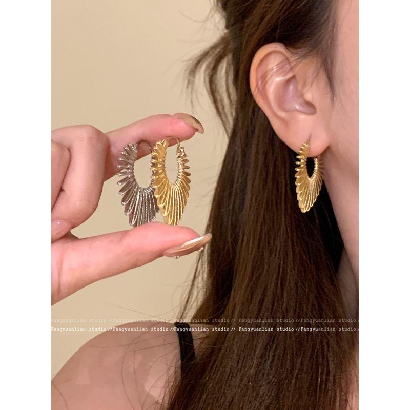 European and American Style Retro Metal Sunflower Earrings for Women 2026 New Niche Minimalist Style Hoop Earrings Exaggerated Ear Accessories